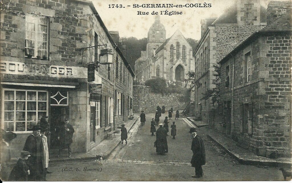 rue de l'église à Saint-Germain-en-Coglès