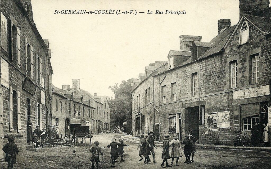 carte postale ancienne de la rue principale à Saint-Germain-en-Coglès