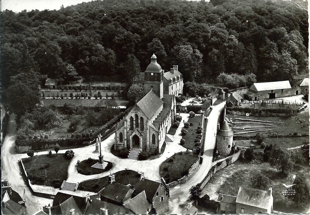 Saint-Germain-en-Coglès carte postale église presbytère château de La Carrée